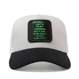 Gorra de Camionero Ajustable para Hombres y Mujeres con Frase Motivacional Dinheiro vs Felicidade e Estampa Verde - Parte Trasera en Red Transpirable, Gorro Ligeto Casual Deportivo o Streetwear Unisex Ideal Para el Otoño/Verano (Talla Única, 54.86-59. 94c