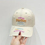 Nueva gorra de béisbol con letras bordadas suaves y rasgadas - Estilo callejero americano para parejas, gorra de béisbol versátil para caras pequeñas y grandes, solución transpirable y sin sudor.