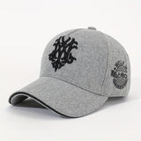1pc Gorra de Béisbol de Invierno con Logo Gótico 'M' y Adornos Inspirados en NY - Ajustable Unisex Gruesa como Gorra de Papá para Hombres y Mujeres, Clima Frío, Ropa Casual y de Año Nuevo (Gris/) - Lavable a Mano