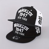 2 piezas/1 pieza gorra de béisbol de ala plana con bordado de letras y números unisex, moda sencilla, gorra ajustable con borde plano, gorra plana de hip hop para hombres y mujeres, adecuada para actividades al aire libre.