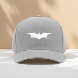 1 pieza de gorra de béisbol con diseño de murciélago WB - Gorra ajustable con cierre para hombres y mujeres, poliéster transpirable, negro con logo blanco DC, gorra de verano divertida, protección solar, ajuste perfecto, ideal para Navidad, 'S Day, Acción