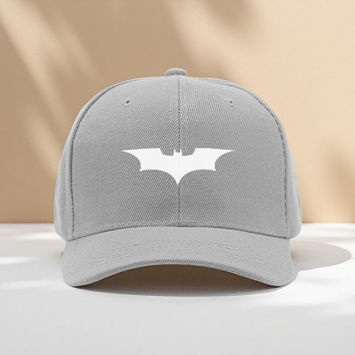 1 pieza de gorra de béisbol con diseño de murciélago WB - Gorra ajustable con cierre para hombres y mujeres, poliéster transpirable, negro con logo blanco DC, gorra de verano divertida, protección solar, ajuste perfecto, ideal para Navidad, 'S Day, Acción