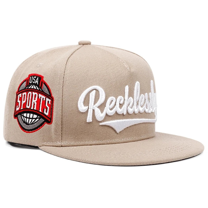 Gorra Snapback Bordada Reckless & USA Sports - Sombrero de Streetwear Rojo con Ribete, Poliéster Ligero, Diseño Deportivo Casual para Actividades al Aire Libre