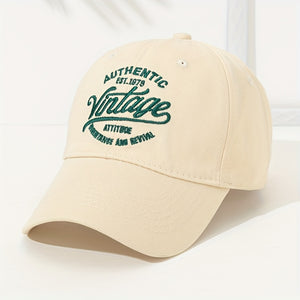 Gorra de béisbol casual versátil con bordado de letras grandes en color blanquecino.