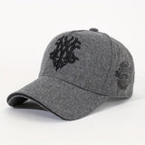 1pc Gorra de Béisbol de Invierno con Logo Gótico 'M' y Adornos Inspirados en NY - Ajustable Unisex Gruesa como Gorra de Papá para Hombres y Mujeres, Clima Frío, Ropa Casual y de Año Nuevo (Gris/) - Lavable a Mano