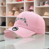 1 gorra de béisbol oficial con logo  - Ajustable Snapback, ligera y unísexo para hombres & mujeres. Regalo ideal fanáticos musicales; uso casual o al aire libre cómoda en todas las estaciones. ¡Lavado máquina! ( letras blancas)