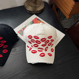 Gorra de béisbol Y2K para mujer de Lanostina - Gorra ajustable con bordado de labios rojos, diseño de contraste negro y blanco, plegable compacto para eventos diarios y formales, ropa de cabeza casual, ropa de cabeza de moda, ropa de cabeza duradera