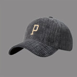Gorra de Béisbol Marrón con Adorno 'P' para Hombres y Mujeres - Ajustable con Cierre, Letras, Ligera y Unisex para Uso Casual y Navidad, Diseño Elegante de Logo (Lavado a Mano/Limpieza en Seco) - Duradera para Fiestas y Atuendos Informales