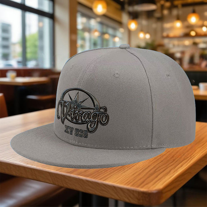 La gorra plana clásica Virago XV535 está diseñada para la moda urbana hip-hop, ideal para un look casual para todos. Atrae a los amantes de la moda que aprecian el estilo callejero durante todo el año. Gorra plana sin visera, gorra plana Ice, súper cute y