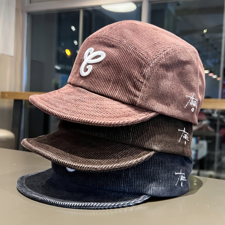 Un par de gorras de béisbol de visera suave con letras, diseñadas tanto para hombres como para mujeres. Presentan un nuevo estilo de otoño e invierno inspirado en Corea, que combina elementos retro casuales con influencias de la moda coreana y japon